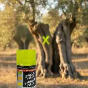 Señalización agrícola con cruz pequeña fluorescente en olivo