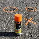 Señalización manual de baches y grietas con spray naranja fluorescente