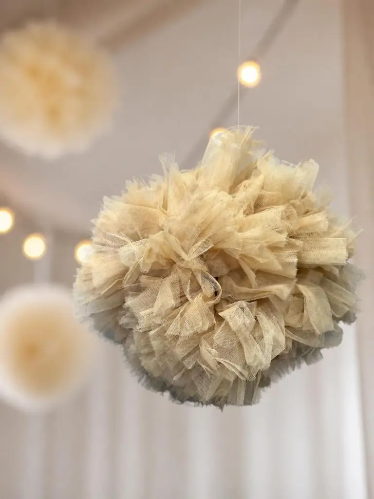 Pompón de tul beige para bodas y eventos | Zalema Decoración Jaén