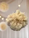 Pompón de tul beige para bodas y eventos | Zalema Decoración Jaén