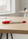 AI Generated Rotulador Rojo con Capuchón - Vista Cerrada