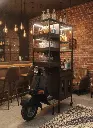 Mueble bar Vespa con iluminación brillante en salón vintage