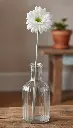 AI Generated Vara Gerbera Blanca en Florero de Cristal - Salón Étnico