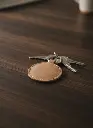 Llavero de piel circular liso en ambiente rústico