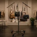 Expositor de 4 brazos con bolsos en tienda de Jaén