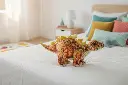 Peluche Estegosaurio Naranja en Ambiente Infantil